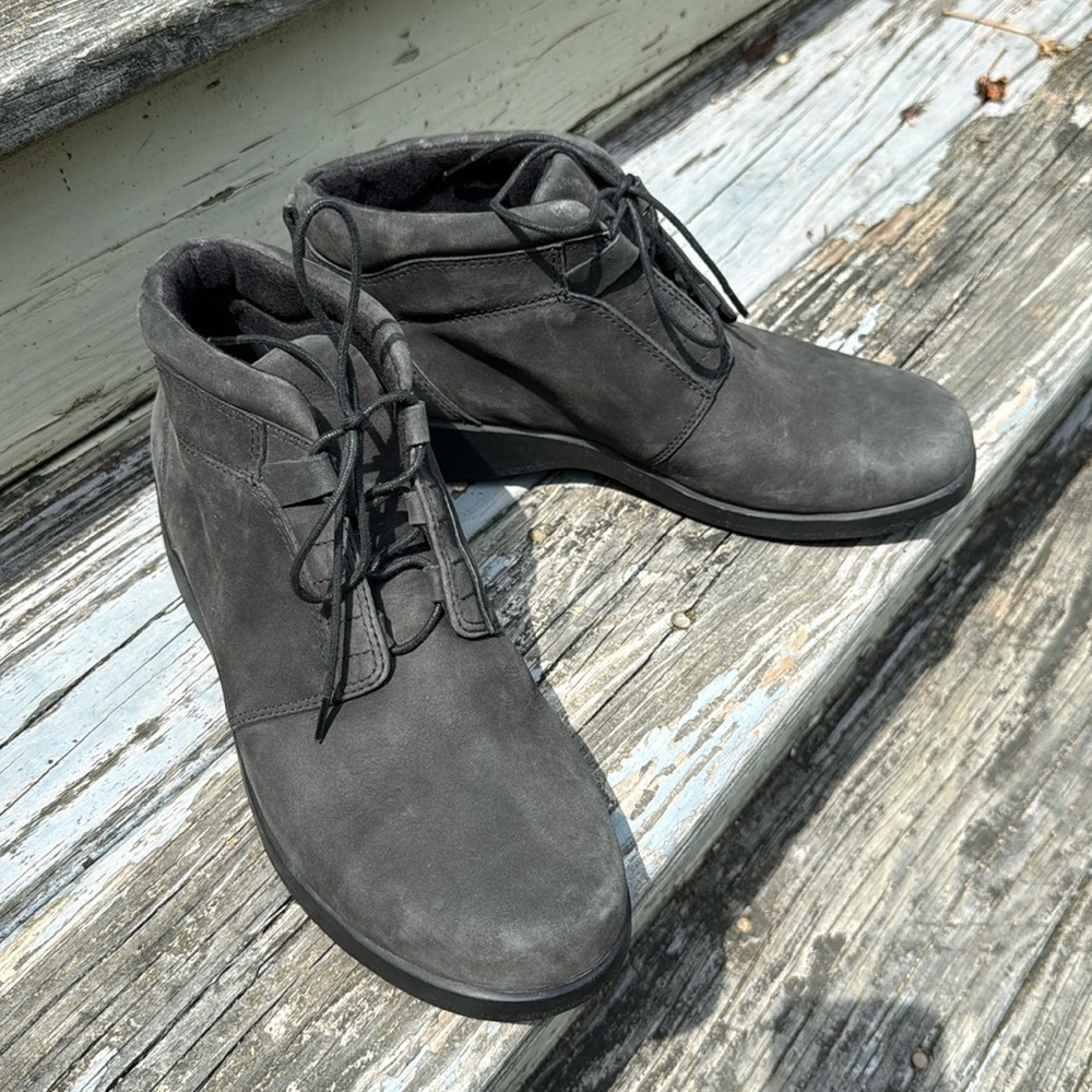 Clarks chukka style nubuck leather boots black slate gray size 8.5 Lace Up